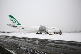 برف هواپیماها را زمین‌گیر کرد؛ مسافران را سرگردان 