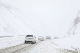 بارش برف و باران در جاده‌های کشور/ تردد با زنجیر چرخ در جاده‌های ۲ استان