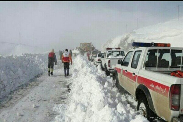 امدادرسانی به 200خودروی گرفتار در برف