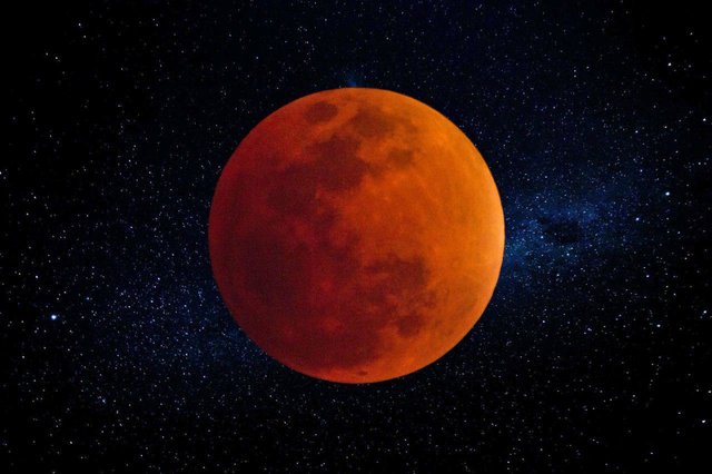 "ابرماه گرگ خونین" در آسمان بامدادی فردا/قرار گرفتن ۶۲ دقیقه‌ای ماه بدر در سایه زمین 