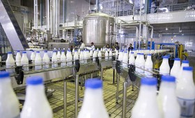 توزیع شیر رایگان در مدارس مناطق محروم از محل مالیات بر ارزش افزوده