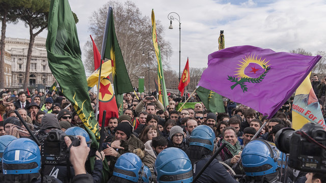 تظاهرات در رم همزمان با سفر اردوغان/ اعطای نماد صلح واتیکان به اردوغان