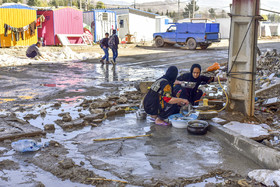 بارش برف و باران در کوچه‌ها و خیابان‌های خاکی محله فولادی «سرپل ذهاب» عبور و مرور دانش آموزان و عابرین این منطقه را سخت‌تر از گذشته کرده است.