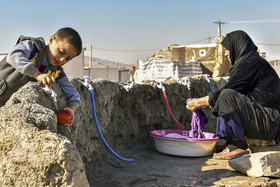به دلیل تخریب خانهها و لوله کشی منازل، این امکان در حاشیه خیابانها و کوچههای «سرپل ذهاب» برای شست و شو فراهم شده است که با گذشت سه ماه از زلزله مکان بهتری برای این کار آماده نشده است.