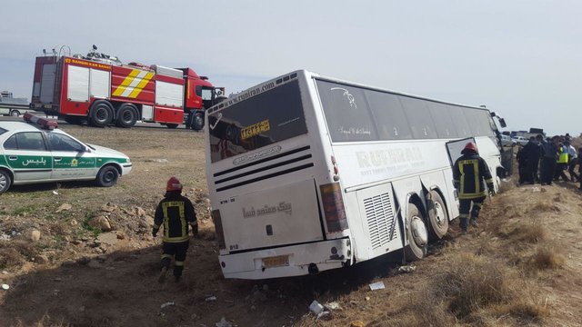 بیست مصدوم حادثه‌ واژگونی اتوبوس مهارلو از بیمارستان ترخیص شدند