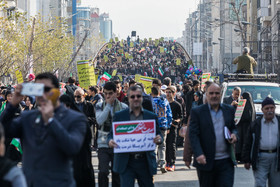 راهپیمایی ۲۲ بهمن تهران در آغاز چهلمین سال پیروزی انقلاب  - خیابان انقلاب پل کالج