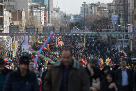 راهپیمایی ۲۲ بهمن تهران در آغاز چهلمین سال پیروزی انقلاب - خیابان انقلاب پل کالج