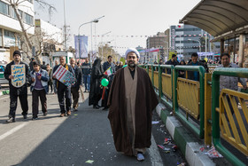 حجت الاسلام محمد رضا زائری در راهپیمایی ۲۲ بهمن  - چهارراه ولیعصر