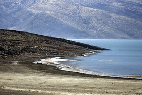 سد «درودزن» مرودشت به دلیل  کمبود آب دریاچه دچار عقب رفت ساحل شده است.