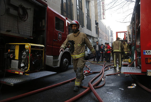 آتش‌سوزی در ساختمان پنج طبقه و نجات ۴۰ تن