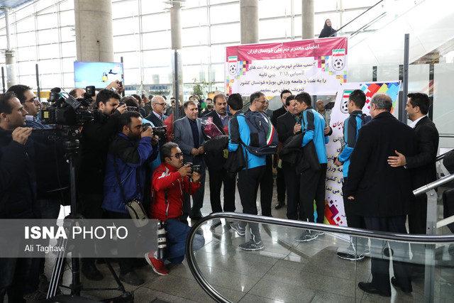 تشویق علی کریمی در حضور ساکت/ تاج مصاحبه نکرد