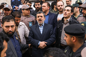 حضور محمود احمدی نژاد مقابل دادگاه تجدیدنظر «حمید بقایی»
