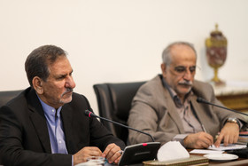 مسعود کرباسیان وزیر اقتصاد و دارایی و اسحاق جهانگیری معاون اول رییس‌جمهور در جلسه تامین ۲۰۰۰ دستگاه واگن مترو با حضور معاون اول رییس‌جمهور