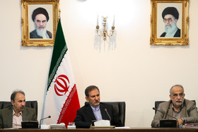 مسعود کرباسیان وزیر اقتصاد و دارایی ، اسحاق جهانگیری معاون اول رییس‌جمهور و محمدعلی نجفی شهردار تهران در جلسه تامین ۲۰۰۰ دستگاه واگن مترو با حضور معاون اول رییس‌جمهور