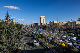 نمایی از اتوبان همت و برج میلاد در ضلع شمالی باغ فیض.