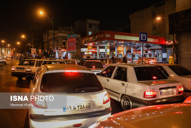 شایعه گرانی مردم را به پمپ بنزینها کشاند شایعه گرانی مردم را به پمپ بنزینها کشاند