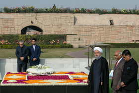 حسن روحانی با حضور در بنای یادمان مهاتما گاندی بانثار تاج گل به پدر استقلال و رهبر فقید سیاسی و معنوی هندوستان ادای احترام کرد.