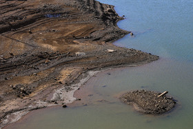 کم شدن سطح آب دریاچه در پشت سد «اکباتان»  همدان که باعث ایجاد جزیره‌های کوچک و بزرگ در سطح دریاچه شده است.