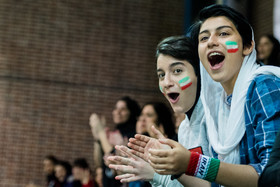 حضور بانوان تماشاچی در ورزشگاه هنگام دیدار تیم های ایران و روسیه