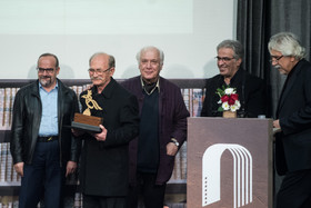  اهدای جایزه به همایون امامی در هفتمین جشن کتاب سال سینمای ایران