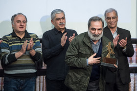 اهدای جایزه به روبرت صافاریان در هفتمین جشن کتاب سال سینمای ایران