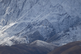 پرواز هلی‌کوپتر بر فراز کوه‌های دنا محل احتمالی سقوط هواپیمای مسافربری تهران - یاسوج