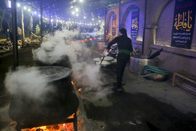 آماده سازی غذای نذری در ایام فاطمیه که پس از برگزاری مراسم در قم به عزاداران آن حضرت توزیع می‌شود.
