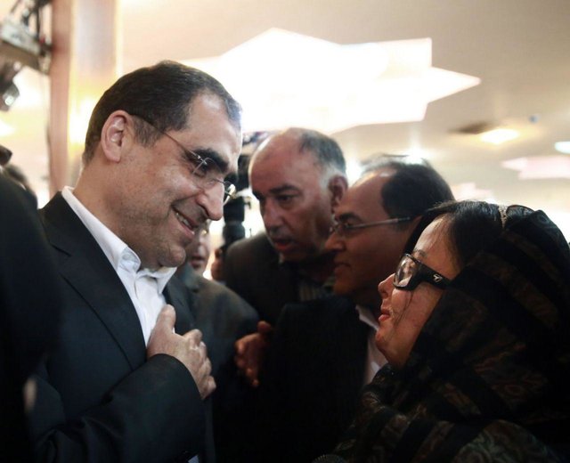 معاینه چشم "جورکش" توسط وزیر بهداشت در اصفهان