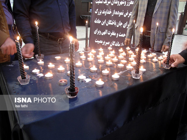 روشن کردن شمع به یاد جانباختگان پرواز "تهران-یاسوج" در فرودگاه یاسوج +تصاویر