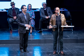 اهدای طوبی زرین به حسن قائدی عکاس در  اختتامیه دهمین جشنواره هنرهای تجسمی فجر
