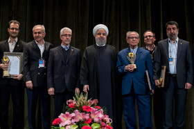 عکس یادگاری برگزیدگان سی‌و یکمین جشنواره بین‌المللی خوارزمی با حسن روحانی، رییس جمهور