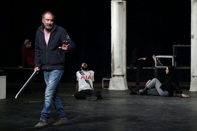 سیامک صفری و امیر کربلایی‌زاده در یک تئاتر