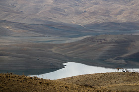 وضعیت کاهش بارش‌ها در ارتفاعات و کاهش ذخیره برفی در زمستان ۹۶ موجب کاهش آب ورودی به دریاچه پشت «سد زاینده رود» شده است.