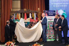 رونمایی از قالیچه اهدایی تیم ملی فوتبال در جام جهانی توسط جیانی اینفانیتو رییس فیفا و مهدی تاج رییس فدراسیون فوتبال 