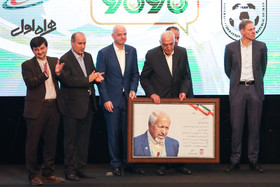 تقدیر از محمد فنایی توسط  جیانی اینفانیتو رییس فیفا در هتل المپیک تهران