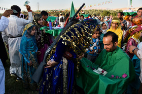 مراسم (ریش تراشون) اصلاح سر و صورت داماد در جشنواره بازي هاي بومي محلي شهر دالكى استان بوشهر