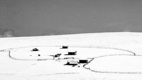 روستای «شکردشت» در ۲۰ کیلومتری شمال شهر تالش در استان گیلان که در فصل زمستان بدلیل برف و سرمای شدید خالی از سکنه است.