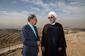 محمدعلی نجفی، شهردار تهران و حسن روحانی، رییس جمهور در مراسم کاشت یک اصله نهال بادام در روز درختکاری