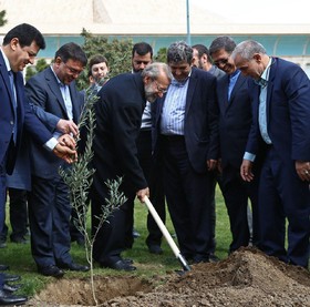 غرس یک اصله نهال توسط رئیس مجلس در روز درختکاری