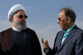محمدعلی نجفی، شهردار تهران و حسن روحانی، رییس جمهور در حاشیه مراسم کاشت یک اصله نهال بادام در روز درختکاری