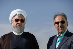 محمدعلی نجفی، شهردار تهران و حسن روحانی، رییس جمهور در حاشیه مراسم کاشت یک اصله نهال بادام در روز درختکاری