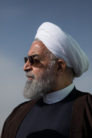 حسن روحانی، رییس جمهور در مراسم کاشت یک اصله نهال بادام در روز درختکاری
