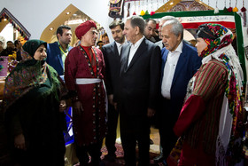 بازدید اسحاق جهانگیری و علی‌اصغر مونسان از نمایشگاه دستاوردهای روستاییان و عشایر