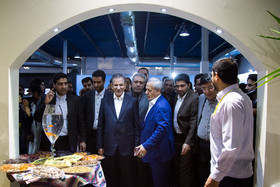 بازدید اسحاق جهانگیری و علی‌اصغر مونسان از نمایشگاه دستاوردهای روستاییان و عشایر