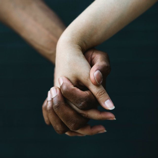 گرفتن دست همسر هنگام درد، افراد را آرام می‌کند