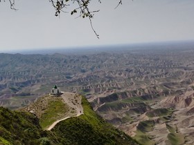 قبرستانی که سنگ‌قبر قربانی می‌گیرد + فیلم