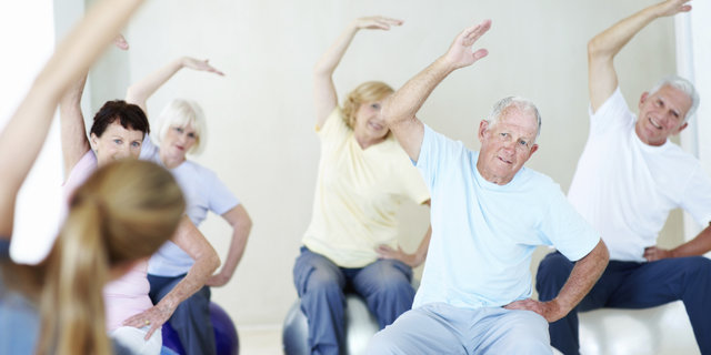 ۲۱ تمرین ورزشی برای سالمندان در منزل+ عکس