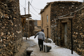 روستای سنگی «ورکانه» به دلیل موقعیتی که در دامنه‌های جنوبی زاگرس مرکزی قرار گرفته در فصل زمستان و بارش برف باعث مختل شدن عبور و‌مرور برای اهالی این روستا می‌شود.