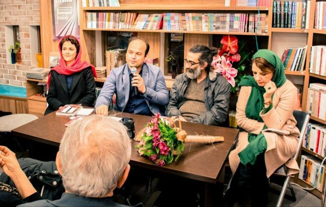 شاعر نمی‌تواند فقط به خیال بپردازد