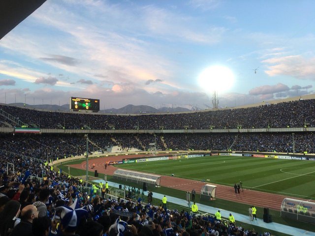 ازدحام جمعیت در آزادی/ اجرای طرح موزاییکی مقابل چشمان بازیکنان العین